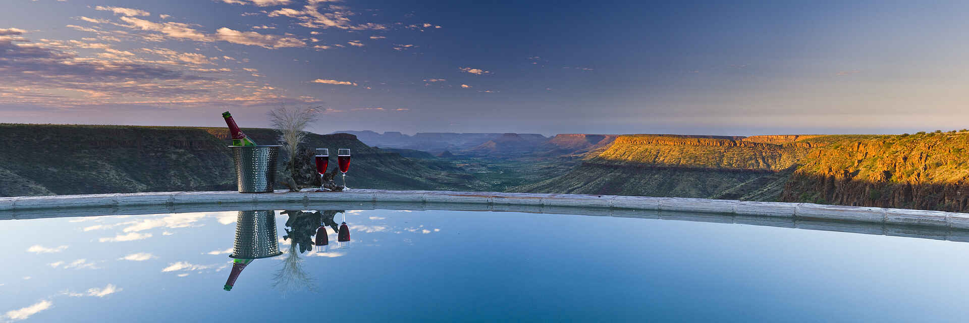 Grootberg Lodge: Blick vom Pool Grootberg Lodge, Drink, Infinity Pool, Landschaft, Swimming Pool, Journeys Namibia, afrikarma, afrikarma Safaris, afrikarma.de
