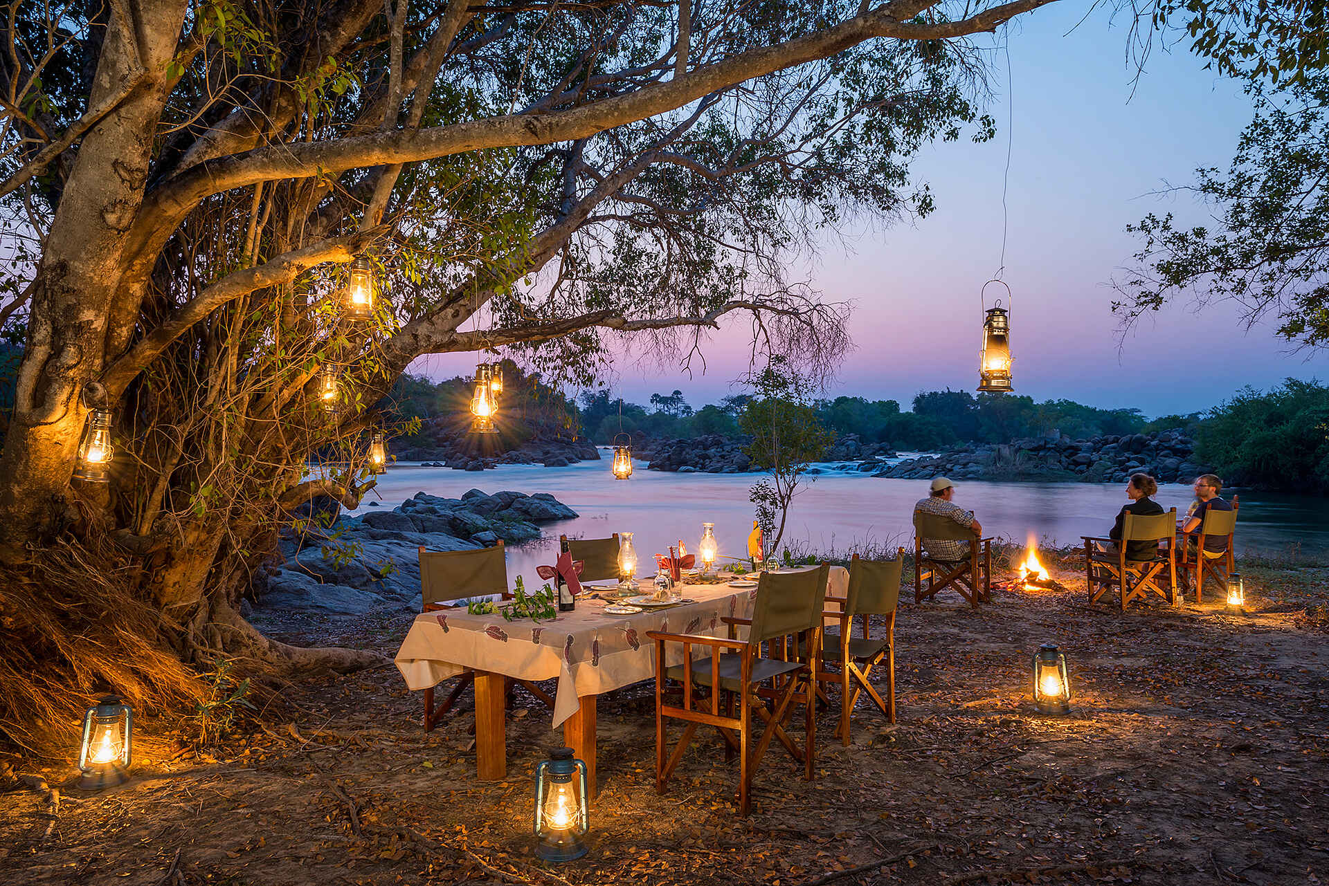 Food & Bev, Deck, Kafue National Park, Kafue River, KaingU Safari Lodge, Breakfast, Dinner, Drinks, Essen, Lunch, Mahlzeiten, Speisen, Trinken, Flussufer, Lagerfeuer, Sonnenuntergang, Afrikarma, Afrikarma Safaris, Afrikarma Safaris - Wildnis Hautnah, Afrikarma.de, Gil Bauer, Rick Schulz, Julia Bauer, Lynda Schulz