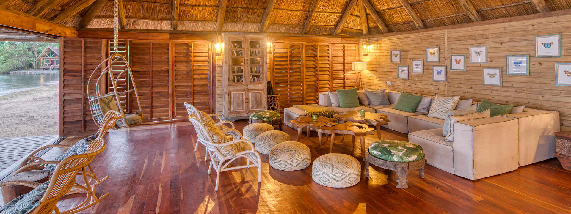 Blick in die Main Area der Mbali Mbali Mahale Lodge