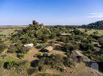 Mbuzi Mawe Serena Camp: Camp vor einem Kopje Mbuzi Mawe Serena Camp: Camp vor einem Kopje