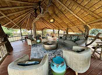 Mwamba Bush Camp: Lounge auf dem Zentraldeck Mwamba Bush Camp: Lounge auf dem Zentraldeck
