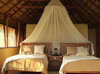 Nanzhila Plains Safari Camp: Einzelbetten mit Moskitonetz Nanzhila Plains Safari Camp: Einzelbetten mit Moskitonetz