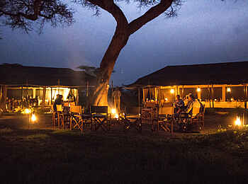 Olakira Migration Camp: Gemeinschaftszelte und Feuerstelle