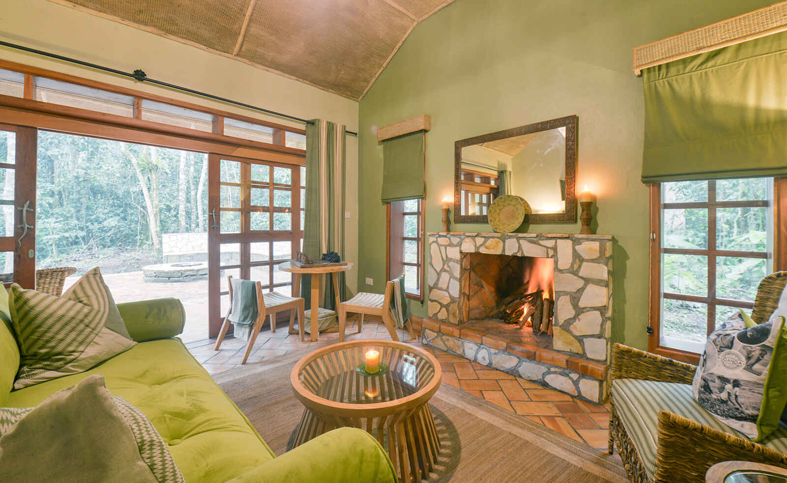 Primate Lodge Kibale: Offener Kamin im Honeymoon Cottage Primate Lodge Kibale: Offener Kamin im Honeymoon Cottage