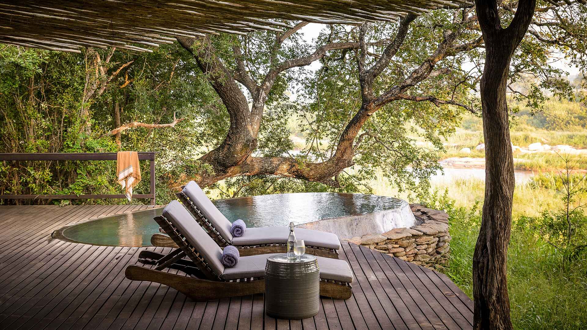 Singita Boulders Lodge: Terrasse mit Swimmingpool