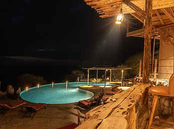 Soroi Lions Bluff Lodge: Pool bei Nacht
