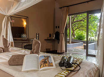 Thamalakane River Lodge: Blick nach draußen vom Bett