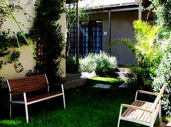 The Elegant Guesthouse: Bänke im Garten