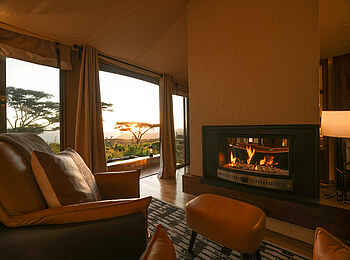 Craters Edge Lodge: Sitzbereich mit Kamin