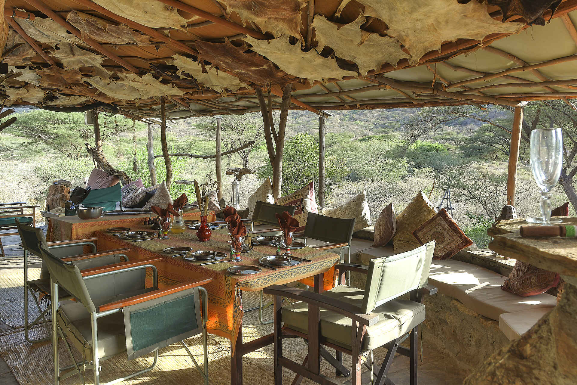 Koros Camp: Esstisch Angie Taylor, Koros Camp, Lake Turkana, Northern Kenya, Vanessa Knight, Esstisch, Hauptgebäude, Tierhäute, Afrikarma, Afrikarma Safaris, Afrikarma Safaris. Wildnis. Hautnah., Afrikarma.de