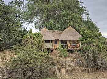 Lion Camp: Hauptgebäude in Gesamtansicht