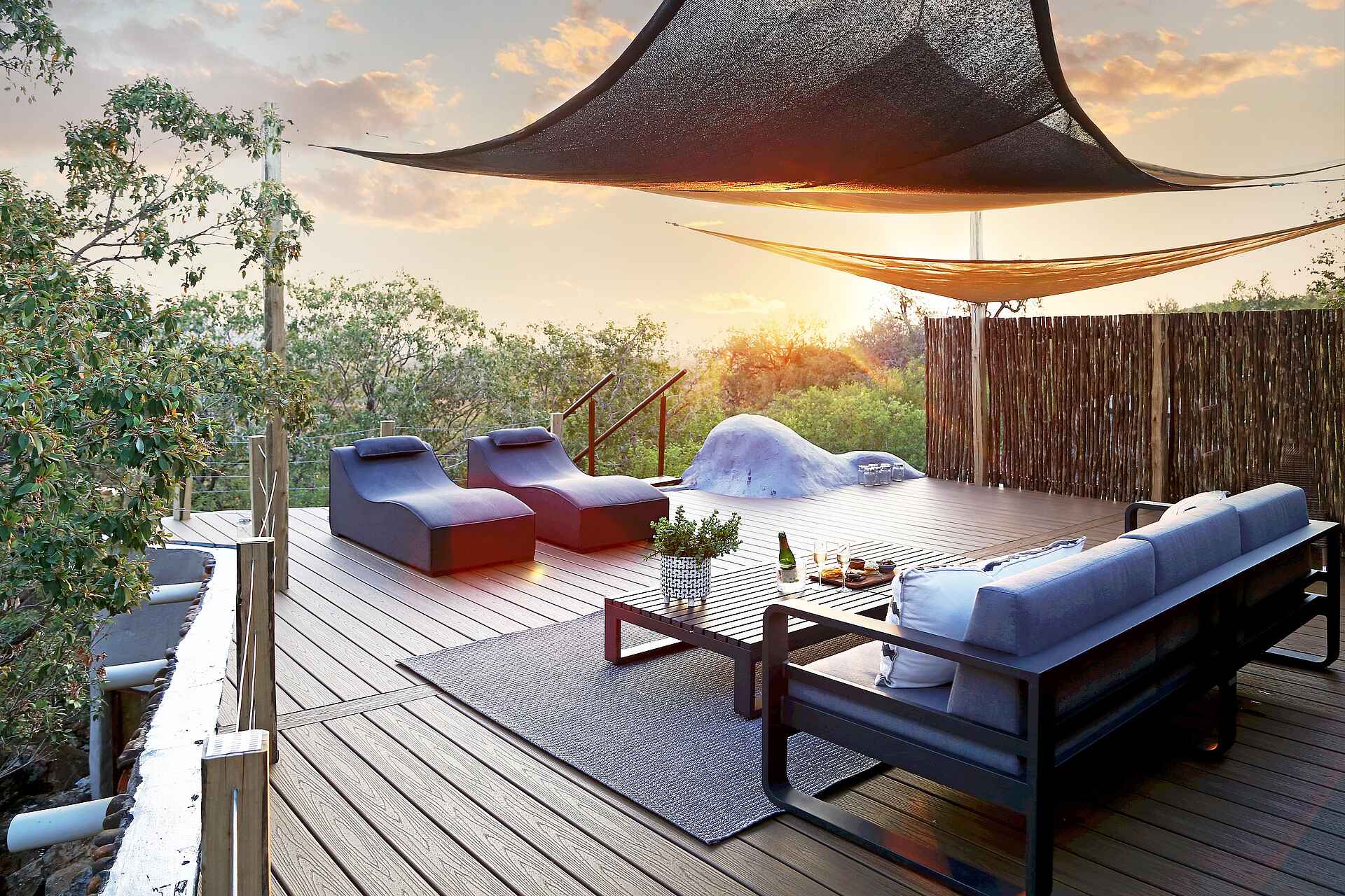 Madikwe Hills Private Game Lodge: Terrasse der Suite im Abendlicht