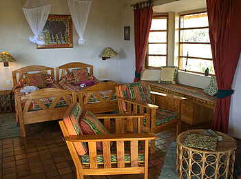 Musangano Lodge: Sitzgruppe vor Kamin im Chalet