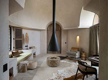 andBeyond Suyian Lodge: Die Lounge mit modernem Kamin andBeyond Suyian Lodge: Die Lounge mit modernem Kamin