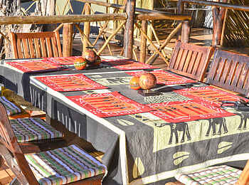 Camp Linyanti: Esstisch Camp Linyanti: Esstisch