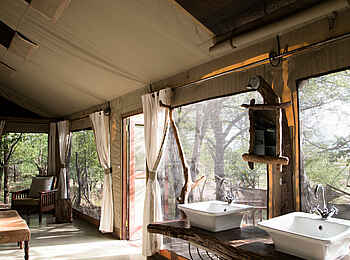 Changa Safari Camp: Zelt mit zwei Waschbecken Changa Safari Camp: Zelt mit zwei Waschbecken