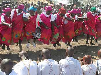 Chilo Gorge Safari Lodge: Tanzende Frauen Chilo Gorge Safari Lodge: Tanzende Frauen