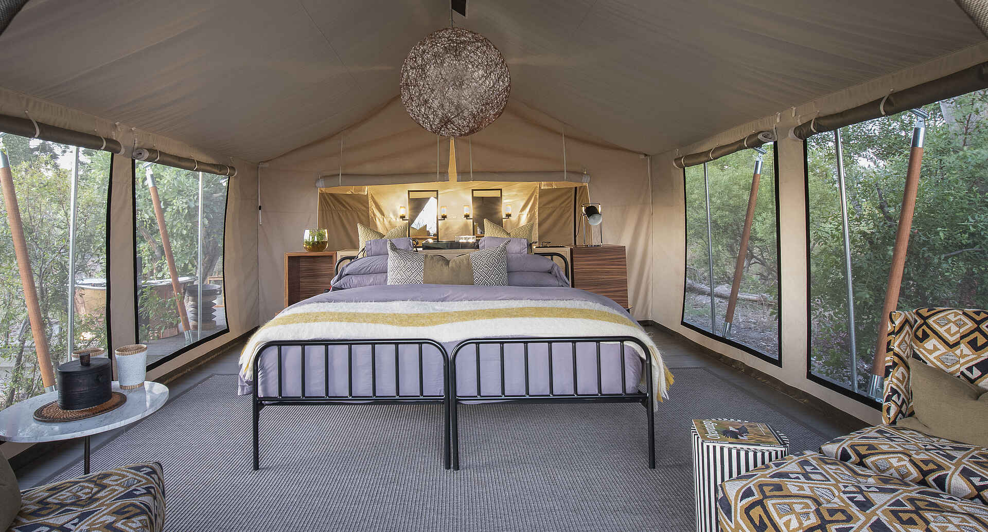 Gomoti Private Camp: Luxury Tent Blick hinein Gomoti Private Camp: Luxury Tent Blick hinein