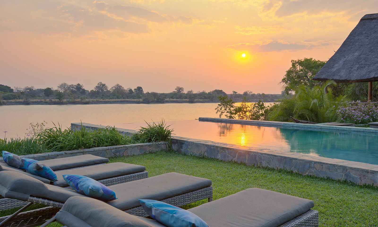 Ila Safari Lodge: Sonnenuntergang am Pool Ila Safari Lodge: Sonnenuntergang am Pool