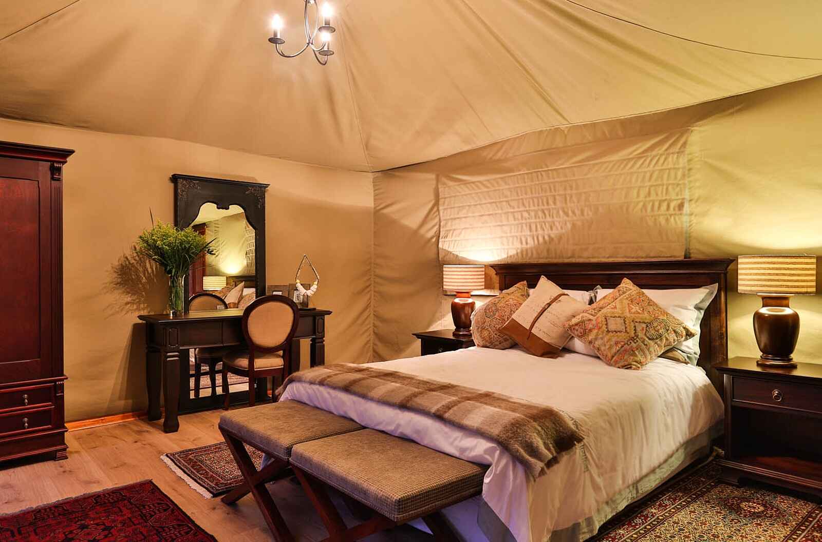 Kadizora Camp: Doppelbett und Schreibtisch Kadizora Camp: Doppelbett und Schreibtisch
