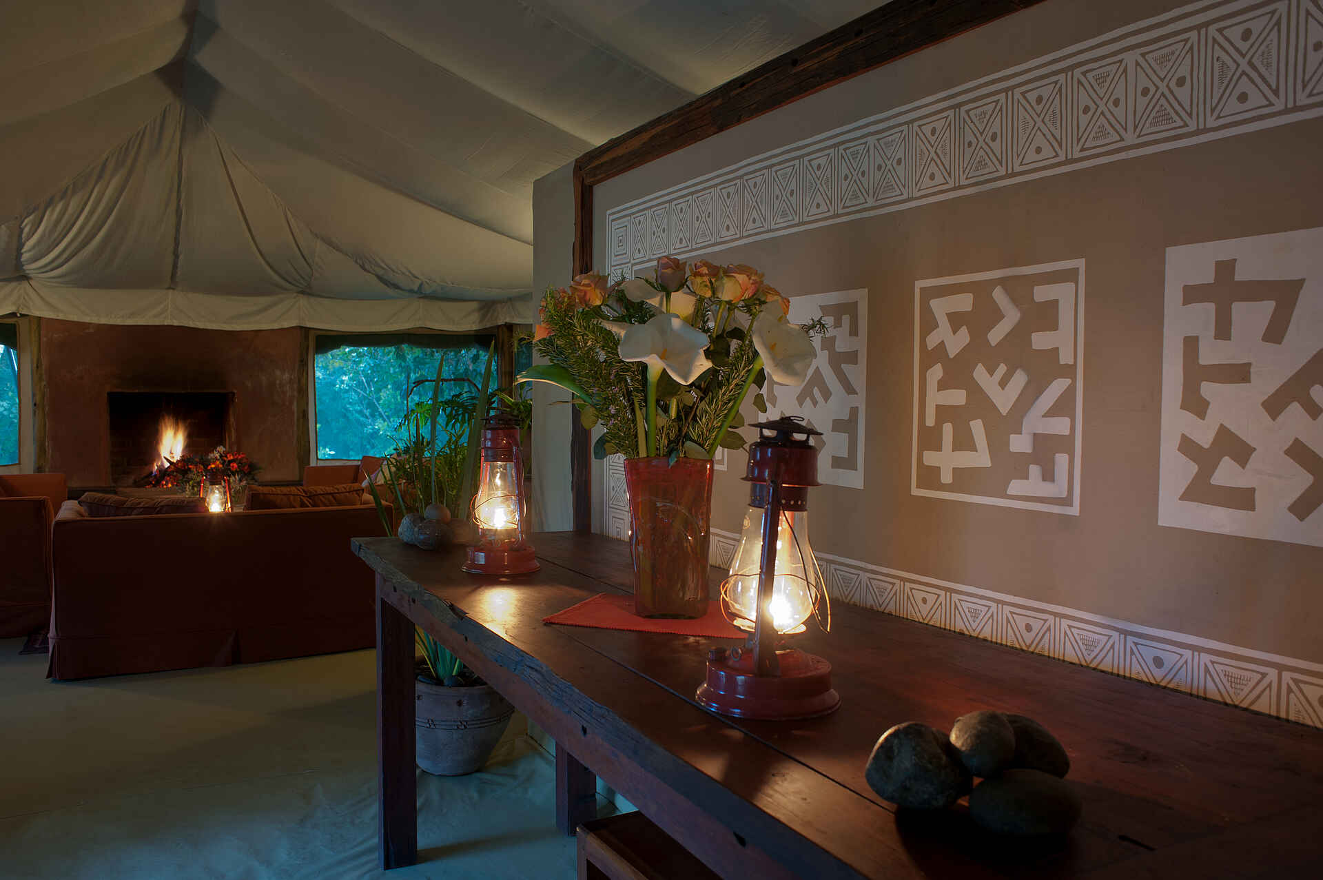 Kenia, Kicheche Camps, Kicheche Laikipia Camp, Laikipia-Plateau, Ol Pejeta Conservancy, Abend, Kamin, Lounge, Afrikarma, Afrikarma Safaris, Afrikarma Safaris – Wildnis. Hautnah., afrikarma.de