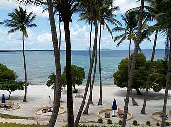 Kinasi Lodge: Strand mit Liegen Kinasi Lodge: Strand mit Liegen