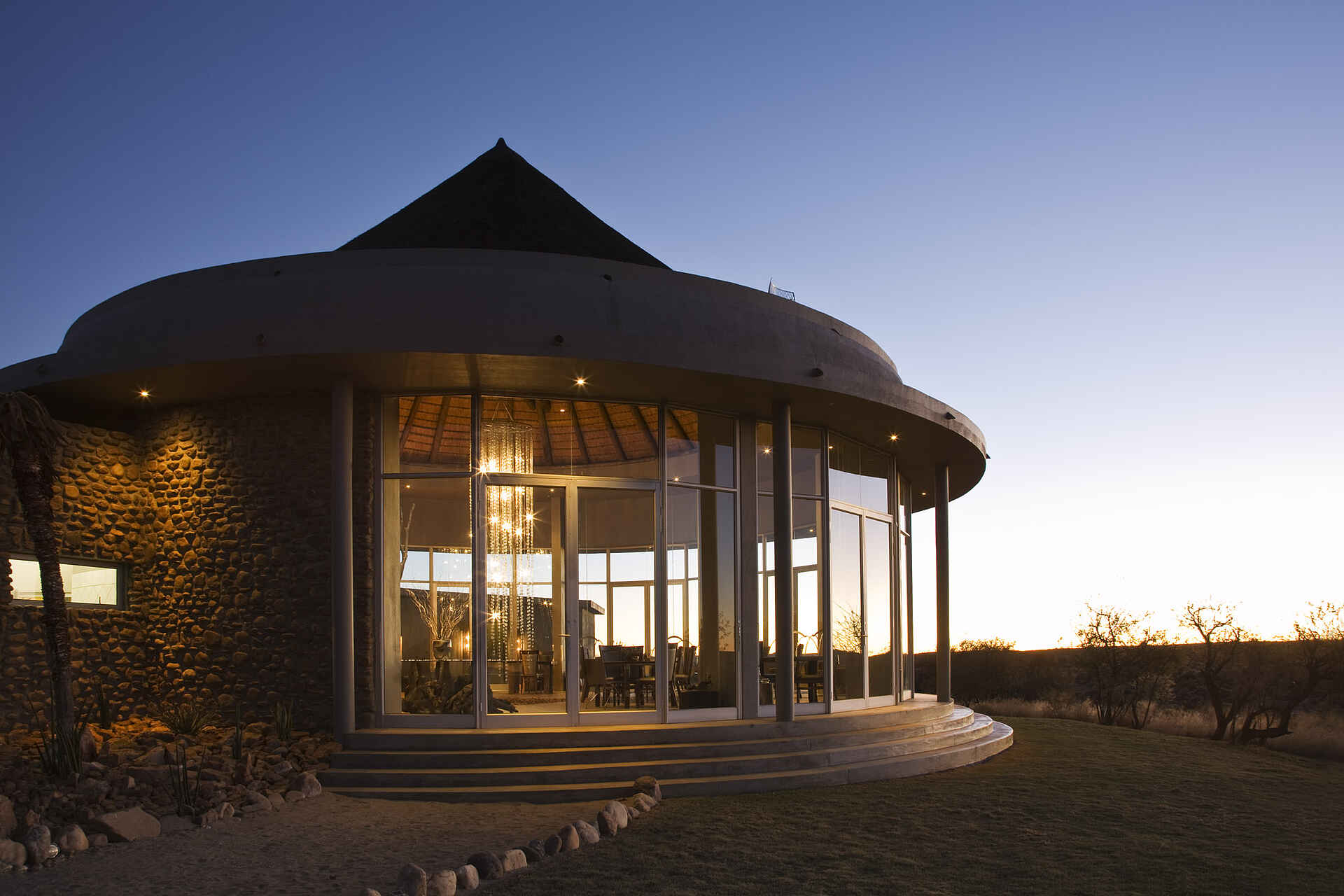 Naankuse Lodge: Main Lounge Airport, Auffangsstation, Auswilderung, Auszeichnung, Carnivoren, Charity, Charity Lodge, Fleischfresser, Flughafen, Gepard, Geparden, Hochzeit, Koch, Küche, Leopard, Leoparden, Naankuse, Naankuse Foundation, Naankuse Lodge, Naankuse Reservat, Naankuse Reservation, Naankuse Schutzgebiet, Naankuse Stiftung, Namiba, Raubtiere, Reservat, Safari, San, San-Volk, Seminar, South East Namibia, South Namibia, Südnamibia, Südostnamibia, Tagung, Tierschutz, Tracking, Windhoek, Wohltätigkeit, Aussicht, Dinner Area, Lounge, Main Area, Main Building, Speisesaal