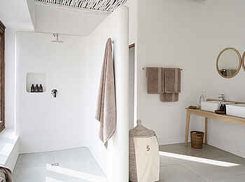 Okahirongo Elephant Lodge: Geräumiges Badezimmer Okahirongo Elephant Lodge: Geräumiges Badezimmer