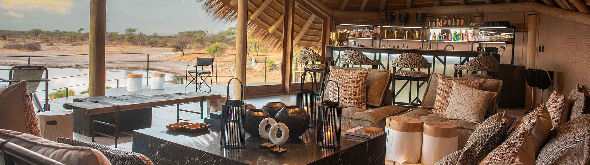Die Lounge mit Bar im Onguma Camp Kala