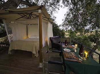 Ruckomechi Camp: Bett unter freiem Himmel Ruckomechi Camp: Bett unter freiem Himmel