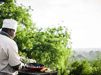 Sanctuary Kichakani Serengeti Camp: Koch bei der Arbeit Sanctuary Kichakani Serengeti Camp: Koch bei der Arbeit