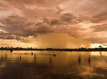Selinda Explorers Camp: Abend über dem Wasser Selinda Explorers Camp: Abend über dem Wasser