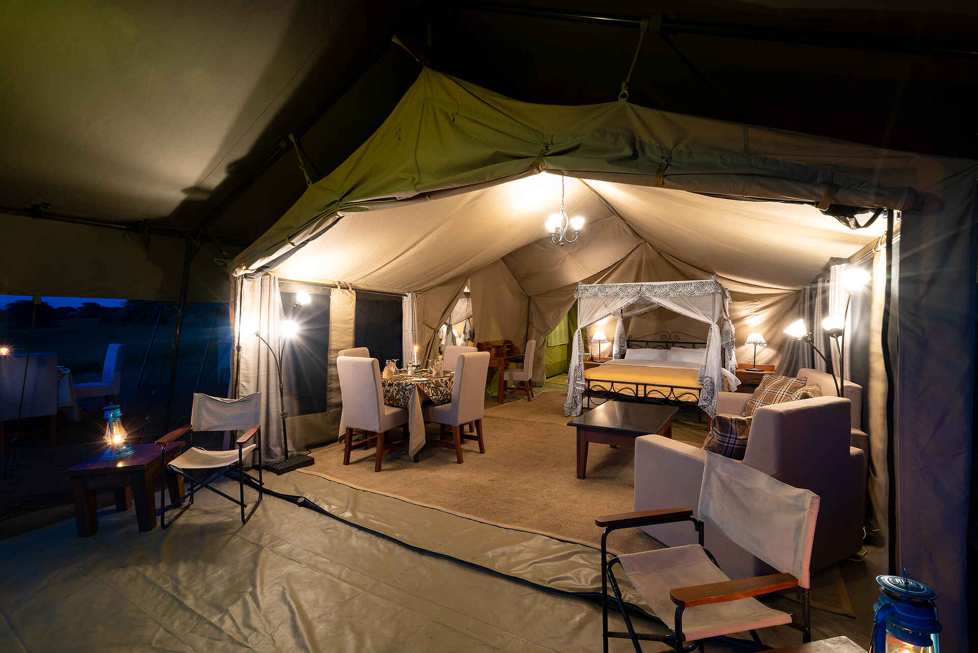 Serengeti Woodlands Camp: Family Tent Blick hinein