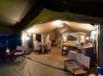 Serengeti Woodlands Camp: Family Tent Blick hinein