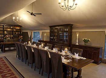 The Elephant Camp: Speisesaal und Buchregal