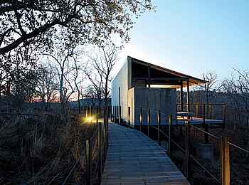 The Outpost: Luxury Space in der Dämmerung