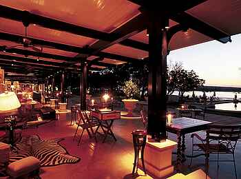 The Royal Livingstone: Veranda der Lounge bei Nacht The Royal Livingstone: Veranda der Lounge bei Nacht