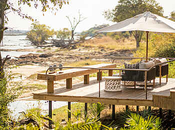 Toka Leya Camp: Terrasse mit Blick auf den Sambesi Toka Leya Camp: Terrasse mit Blick auf den Sambesi