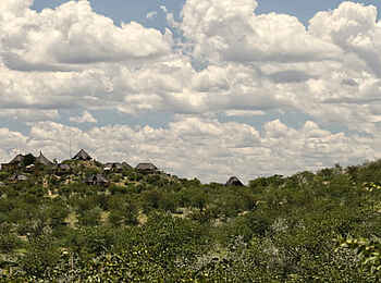 Vingerklip Lodge: Gesamtansicht der Lodge aus der Ferne