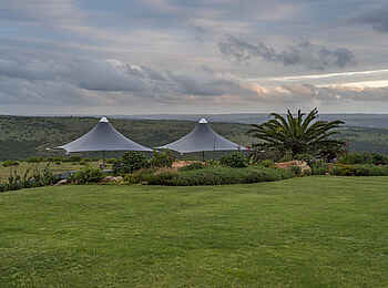 Founders Lodge by Mantis: Sonnenschirme Founders Lodge by Mantis: Sonnenschirme