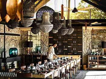 King's Pool Camp: Der Speisesaal wird eingedeckt