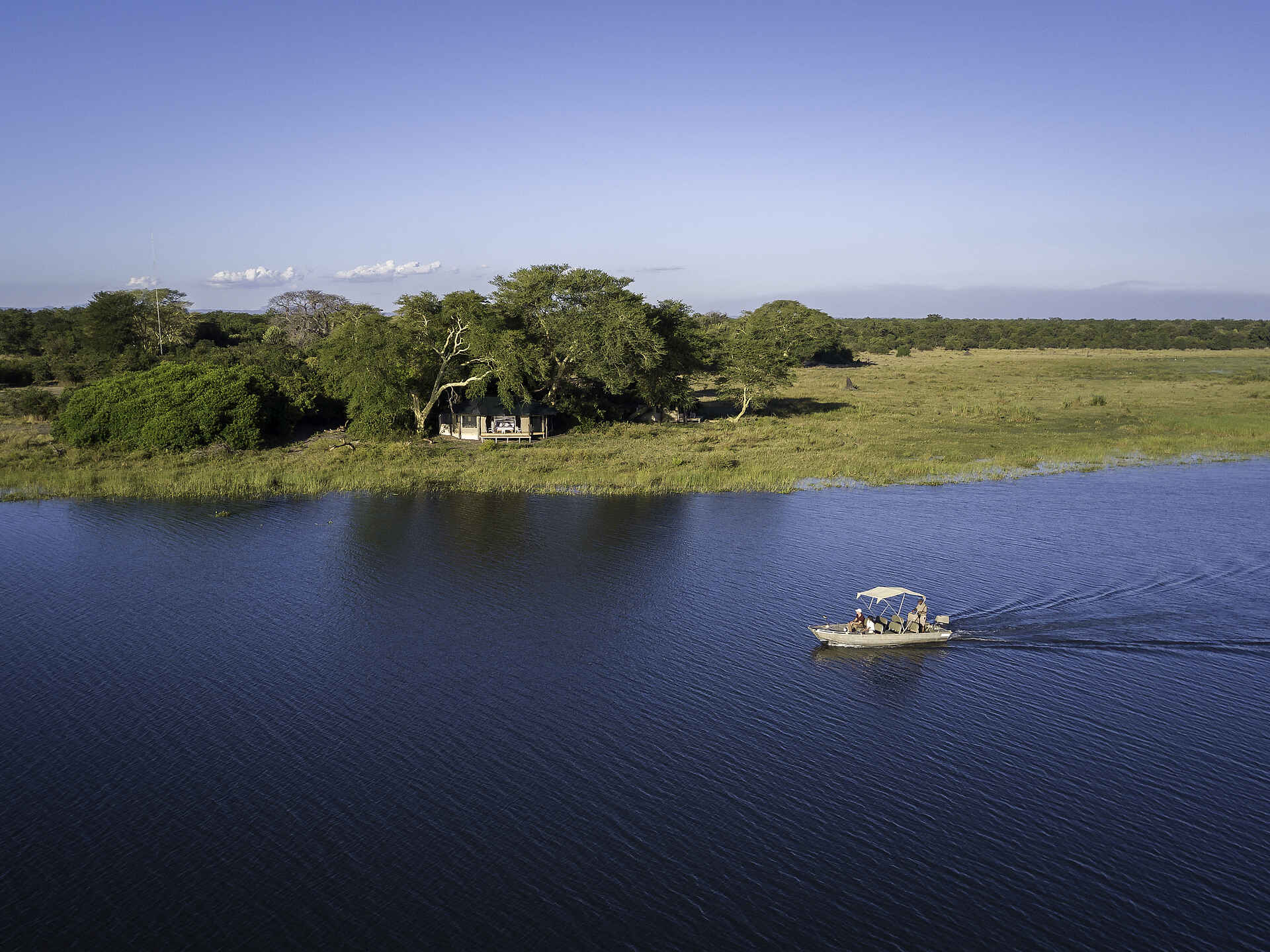 Kuthengo Camp: Boot vor dem Camp Kuthengo Camp, Liwonde National Park, Robin Pope Safaris, Shire River, Bootsexkursion, Gesamtansicht, Luftbild, Afrikarma, Afrikarma Safaris, Afrikarma Safaris - Wildnis. Hautnah., Afrikarma.de