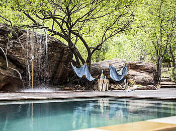 Marataba Mountain Lodge: Pool mit Stühlen und Dusche Marataba Mountain Lodge: Pool mit Stühlen und Dusche
