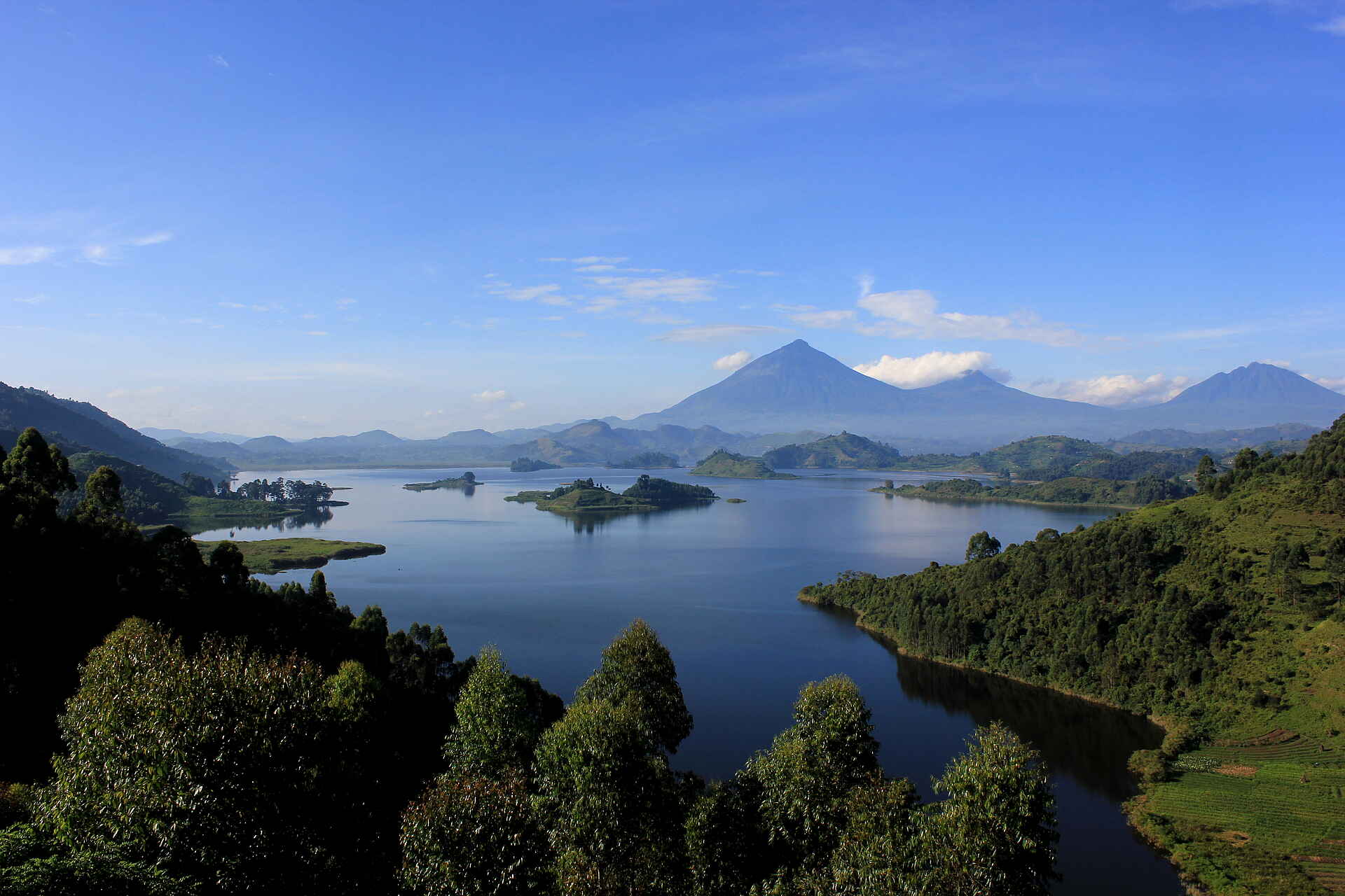 Bwindi Impenetrable Forest, Chameleon Hills Lodge, Gorilla tracking, Lake Mutanda, Landschaft, Panoramablick, Afrikarma, Afrikarma Safaris, Afrikarma Safaris - Wildnis. Hautnah., Afrikarma.de