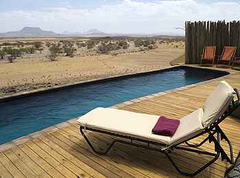 Doro Nawas: Pool mit Blick auf die Mik-Berge