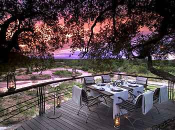 Dulini Leadwood Lodge: Dinner auf der Terrasse der Lodge