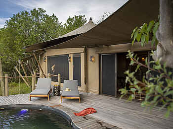 Duma Tau Camp: Auf der Gästeterrasse Duma Tau Camp: Auf der Gästeterrasse