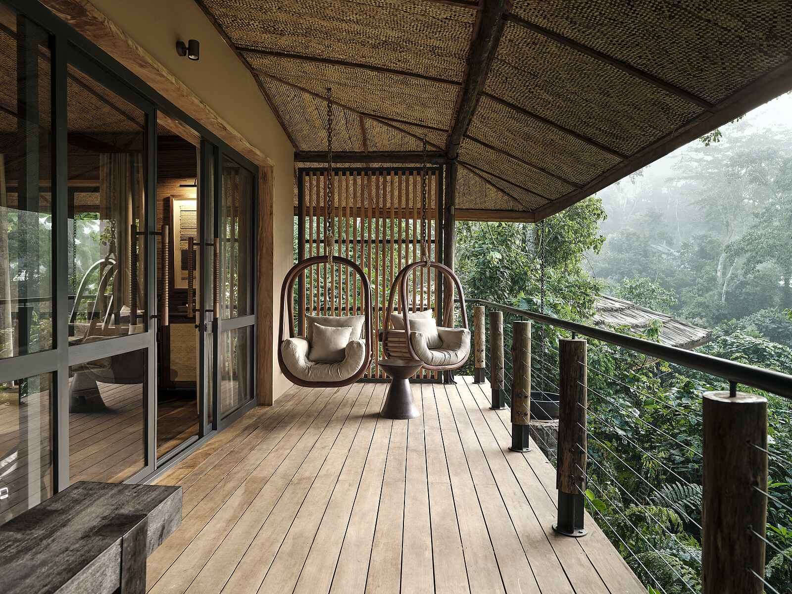 Gorilla Forest Lodge: Der Balkon einer Villa Gorilla Forest Lodge: Der Balkon einer Villa