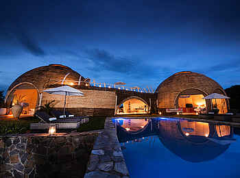 Ila Safari Lodge: Abendstimmung in der Lodge