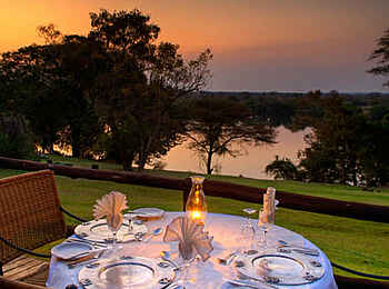 Kubu Lodge: Abendstimmung auf der Veranda Kubu Lodge: Abendstimmung auf der Veranda
